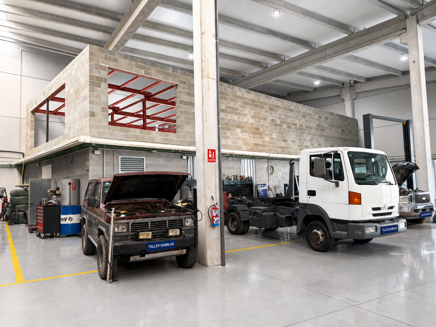 Nave de Tallers Samblas con vehículos industriales
